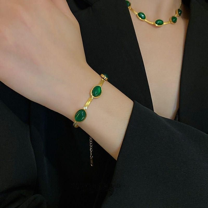 Queen’s Grace Green Pendant Necklace Set with Bracelet 👑✨💚